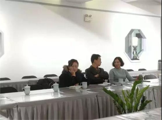 盛风党支部的党员收听《习近平新时代中国特色社会主义思想三十讲》内容