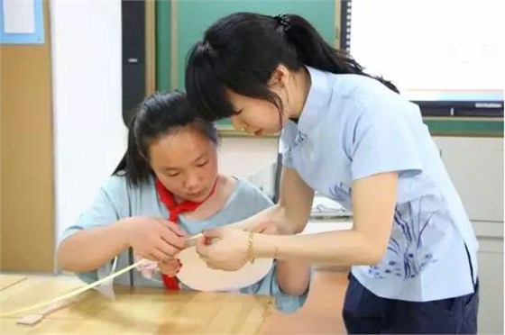学生学习制作扇子