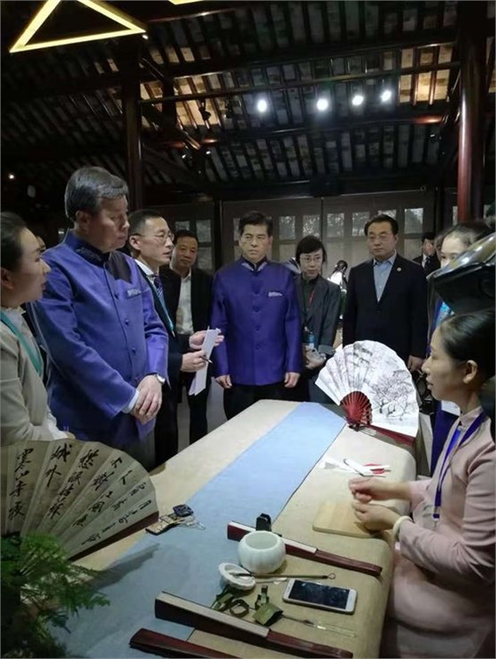 盛春老师和外国友人演示苏州传统工艺——国家非遗项目【制扇技艺】。