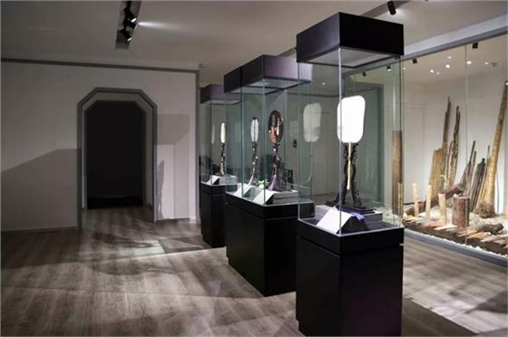 【苏州市盛风苏扇艺术馆展出的苏扇】
