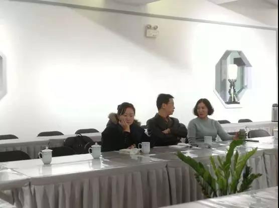 盛风党支部的党员收听《习近平新时代中国特色社会主义思想三十讲》内容