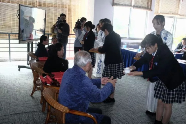 【学生向大师敬茶】