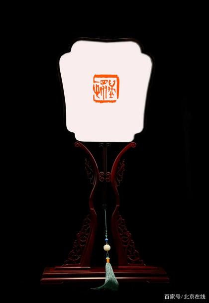 《万众一心》——苏扇创作：盛春，篆刻创作：顾鹏飞